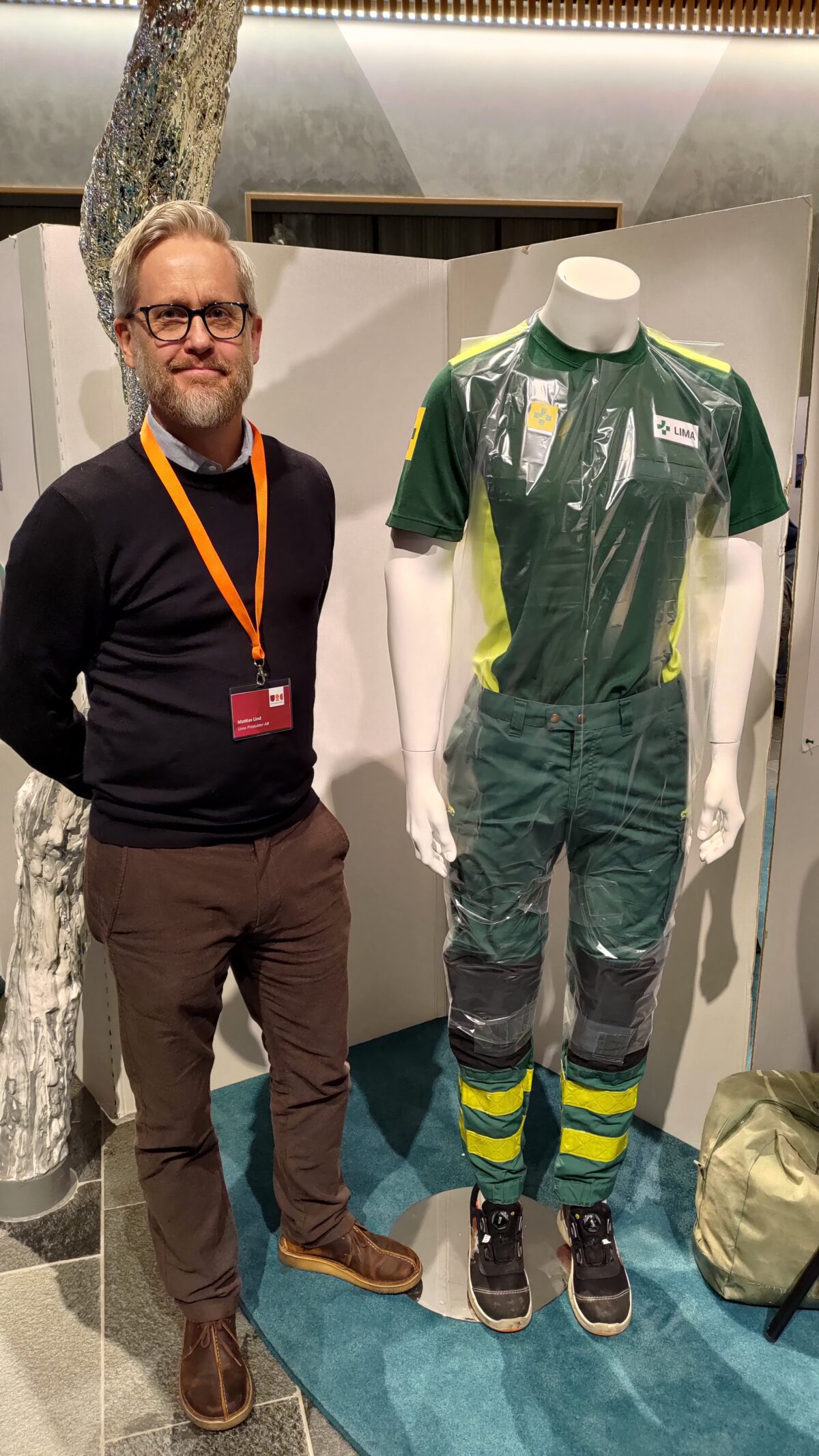 Mattias Lind bredvid en skyltdocka klädd i LIMA Byxförkläde